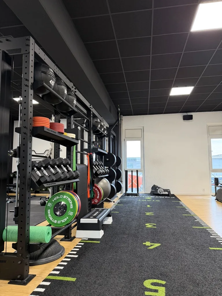 Athletik-Fläche mit Rack und Hanteln in Ebersbach