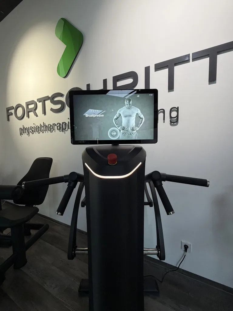 EGYM-Gerät vor der FORTSCHRITT-Logowand in Schlierbach