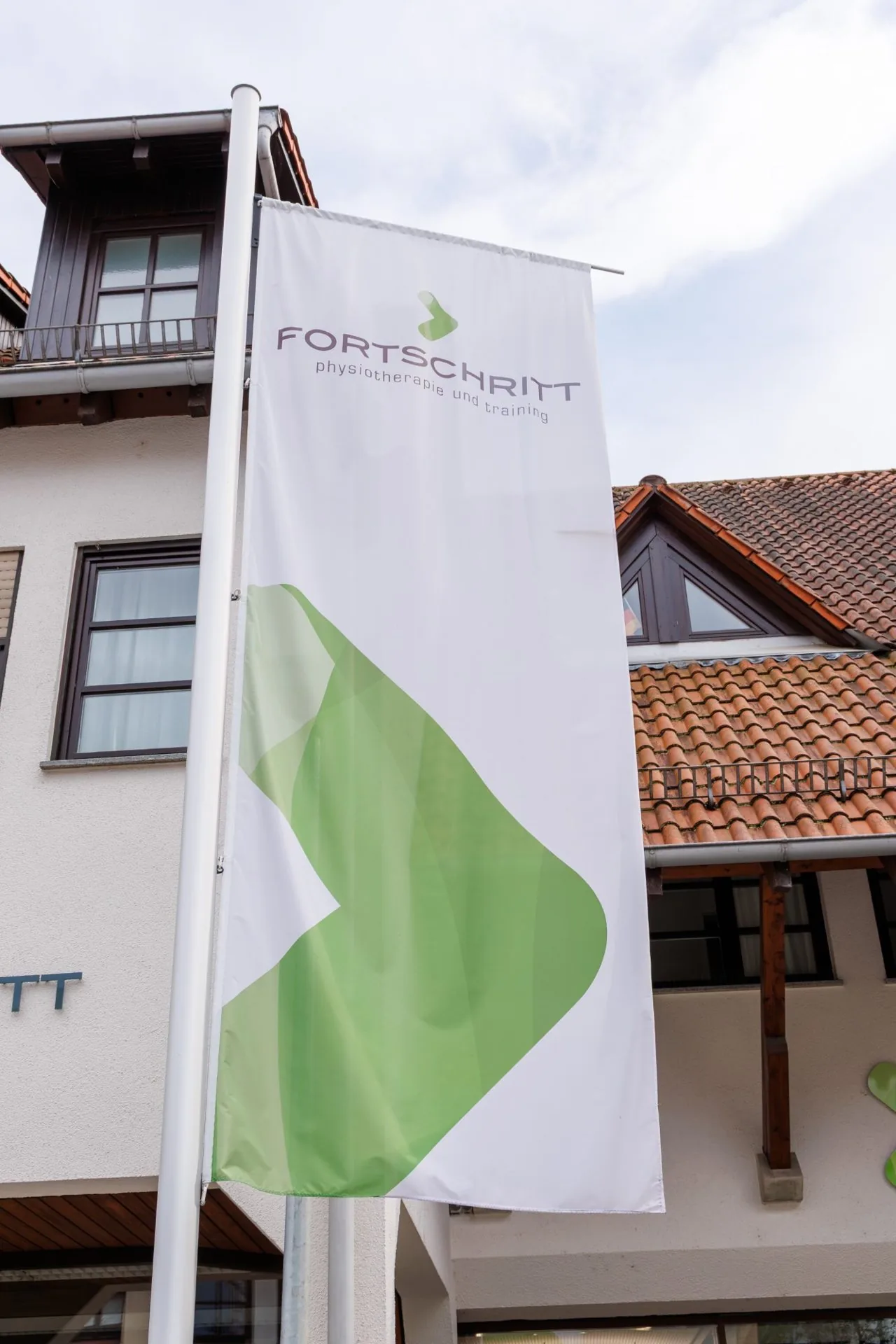FORTSCHRITT-Fahne vor dem Gebäude in Schlierbach